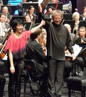 Nach der Darbietung der beiden Klavierkonzerte von Maurice Ravel und Sergei Prokofjew freuten sich Claire Huangci und Gérard Korsten über den tosenden Beifall.