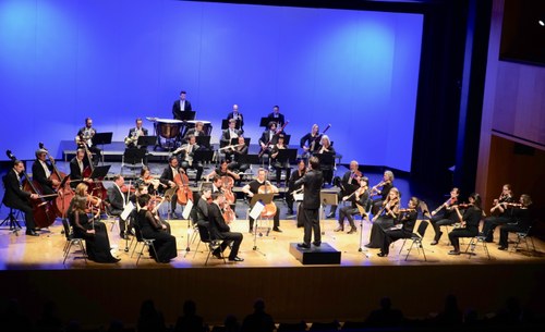 Endlich wieder Orchestermusik live zu spielen, tat den Orchestermusikerinnen und Orchestermusikern des Symphonieorchesters unter der Leitung ihres neuen Chefs Leo McFall hörbar gut - und den hundert begeisterten Zuhörenden in der Kulturbühne amBach auch.