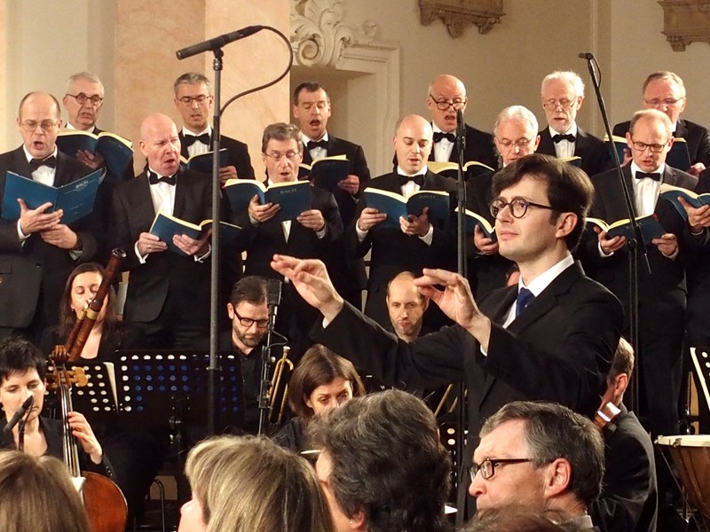 Markus Landerer hatte ganz genaue Klangvorstellungen und leitete den Chor und das Orchester mit ausdrucksstarker Gestik. (Foto: Fritz Jurmann)