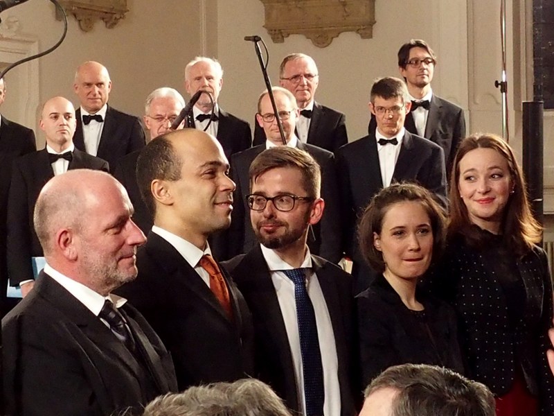 Die Solisten Miriam Feuersinger (Sopran), Ida Aldrian (Alt), Daniel Johannsen (Tenor) und Daniel Ochoa (Bass) gestalteten ihre Arien empfindsam aus. Zu Bachs h-Moll Messe verfasste der Autor Robert Schneider fünf Tropen, die er dem toten Flüchtlingskind Aylan Kurdi widmete. (Foto: Fritz Jurmann)