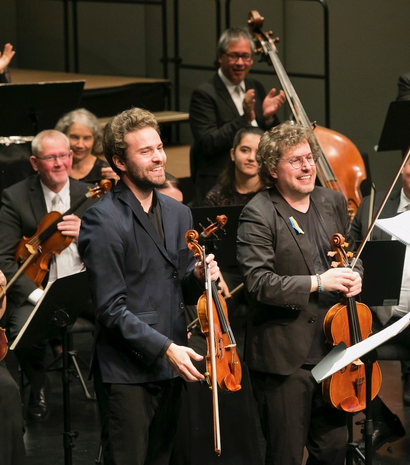 Die Solisten Benjamin Herzl (Violine) und Xandi van Dijk (Viola)  hatten beim zweiten Abonnementkonzert des Symphonieorchesters vom ersten Ton an die Sympathie der Zuhörenden auf ihrer Seite. (Foto: Dietmar Mathis)