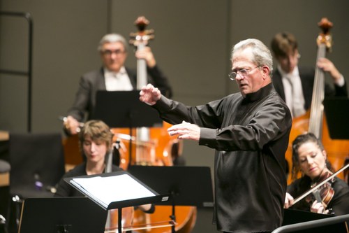 Geleitet von ihrem Ehrendirigenten Gerard Korsten stellten die SOV-Musiker:innen eine spannende Werkdeutung der berühmten g-Moll Symphonie (KV 550) in den Raum.