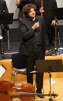 Thomas Platzgummer war in dreifacher Funktion aktiv, am Cello- und Dirigentenpult sowie als Moderator.