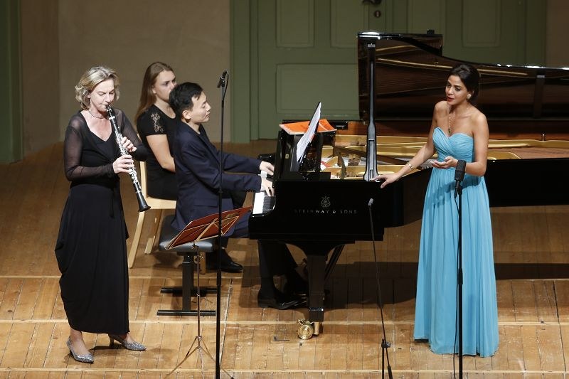 Kurz vor der Verleihung des "Opus Klassik als Nachwuchskünstlerin des Jahres 2021" gastierte die Sopranistin Fatma Said bei der Schubertiade Hohenems. Sie zog die Zuhörenden mit Liedern von Louis Spohr und Franz Schubert in ihren Bann. Unter anderem zelebrierten Fatma Said und die Klarinettin Sabine Meyer mit William Youn am Klaver den "Hirt auf dem Felsen". (Foto: Schubertiade)