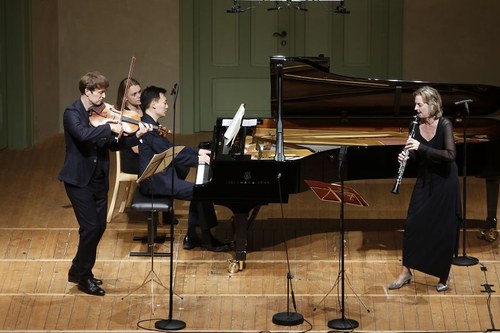 Der Bratschist Nils Mönkemeyer fügte sich als sensibler Kammermusikpartner mit Werken von Mozart und Reinecke ein.