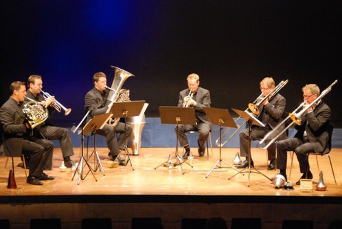 Mike Svoboda und das Sonus Brass Ensemble spielten die Uraufführung von Stockhausens "Tierkreis" in der Besetzung für Posaune und Blechbläserquintett nuancenreich