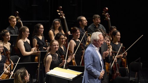 Mit der bejubelten Uraufführung von drei Sätzen aus dem großen Orchesterwerk "Dsong" von Herbert Willi wurde das Konzert eröffnet.