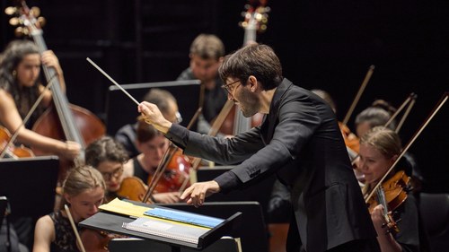 Der Dirigent Daniel Cohen führte die 85 Orchestermusiker:innen zu musikalischen Höhenflügen.