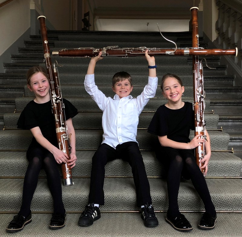 Während die Streicherinnen und Streicher in diesem Jahr solistisch zu hören waren, musizierten zahlreiche Kinder und Jugendliche im Ensemble. Auch das Trio "unfagottable" mit Franziska Sutterlüty, Gabriel Nussbaumer und Lena Waldner war mit Freude dabei.
