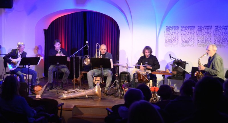 Das "Clarkwell Quintett" wurde 2015 von Thomas Heel gegründet. Eigene Kompositionen des Ensemblegründers und -leaders standen auf dem Programm im Saumarkt Feldkirch. Rupert Tiefenthaler, Patrick Haumer, Thomas Heel, Hubert Sander und Hansjörg Helbock (v.l.n.r.) spielten die vielschichtigen Kompositionen mit Esprit und unterhaltsam.