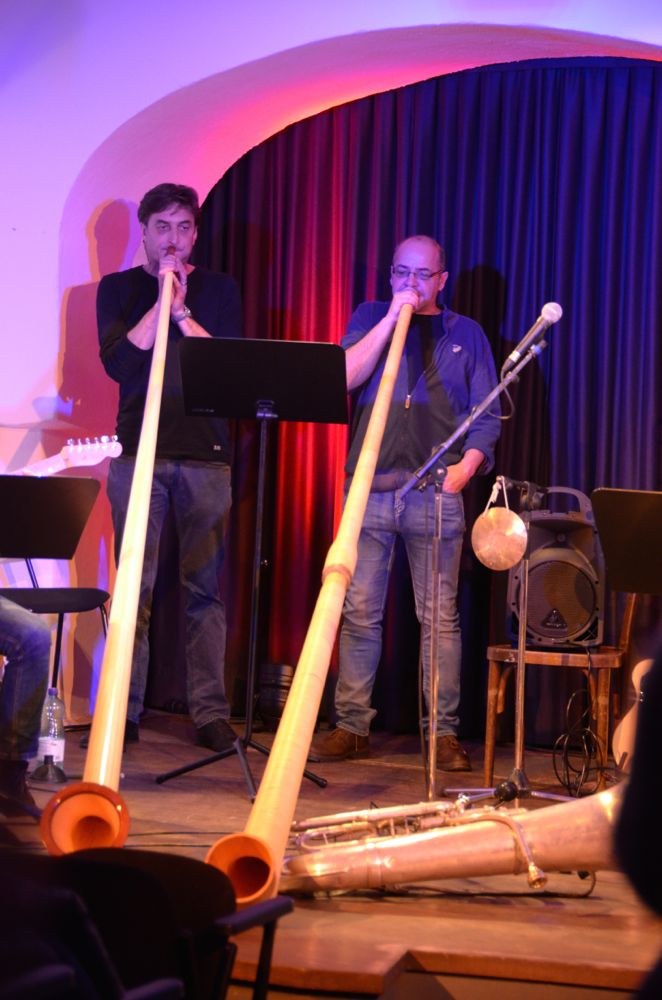 Eine sich stets ändernde Instrumentierung - von der Melodica über Lotusflöte bis hin zu Tuba und Alphorn - bot viel Abwechslung für die Ohren und für die Augen.