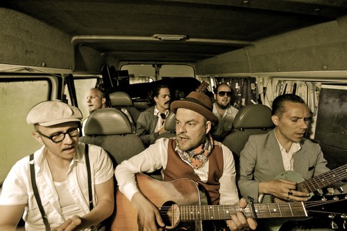 Tuure Kilpelainen (Mitte) mit seiner Band "Kaihon Karavaani" (Fotos © Warner Music)