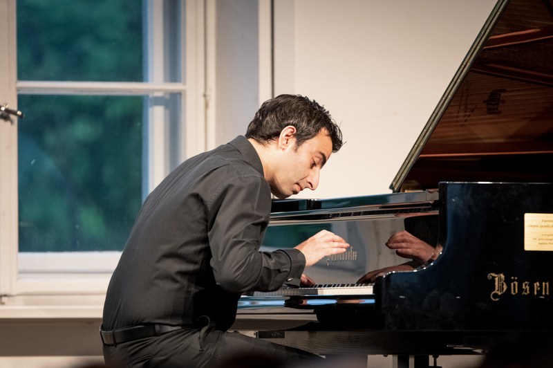 Yunus Kaya musizierte auf Einladung der Chopin Gesellschaft Vorarlberg im Feldkircher Pförtnerhaus mit viel Aussagekraft. (© Stefan Man)