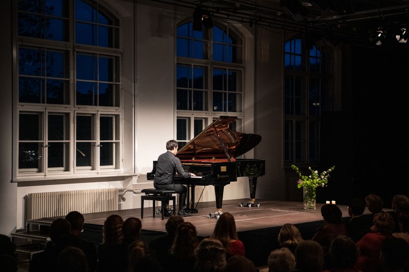 Im Saal entfaltete sich eine dichte Konzertatmosphäre. (© Stefan Man)