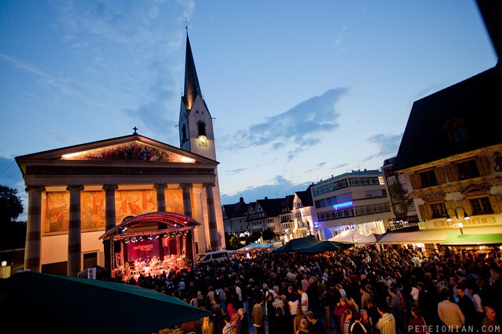Wie ein Altar thront die Bühne vor der Kirche St. Martin