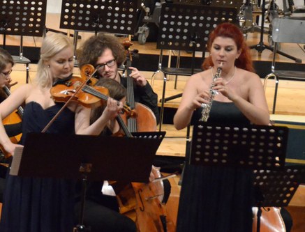 Die Geigerin Martta Kukkonen und die Oboisten Alina Erylimaz spielten den Solopart im Doppelkonzert BWV 1060 von Johann Sebastian Bach.