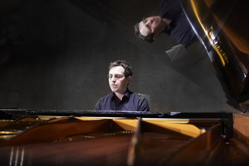 Einen spannenden Hörvergleich machte Johannes Hämmerle mit Mozarts Gigue (KV  574) möglich. Er spielte das Werk in der temperierten Stimmung auf einem herkömmlichen Flügel und in mitteltöniger Stimmung auf einem Hammerklavier.
