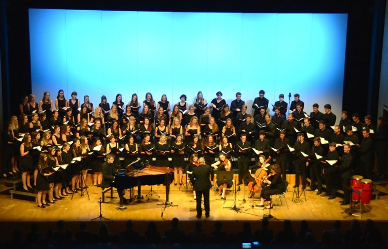 Der Landesjugendchor "Voices", das Hilde Domin Quartett und Michael Plangg am Klavier faszinierten unter der Leitung von Oskar Egle in der Kulturbühne AmBach.