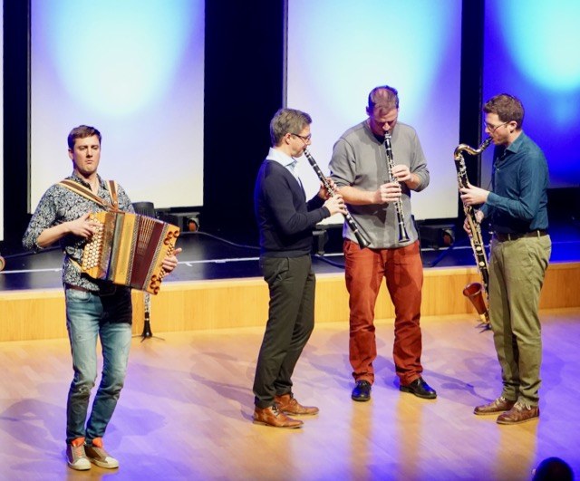 Faltenradio gastierte auf Einladung des Lions-Club Rheintal am Kumma in der Kulturbühne AmBach. Die musikalische Souveränität von Alexander Neubauer, Stefan Prommegger, Andreas Schorn und Alexander Maurer sowie der inhaltliche Tiefgang und die komödiantischen Darbietungen versetzten das Publikum in eine euphorische Stimmung.