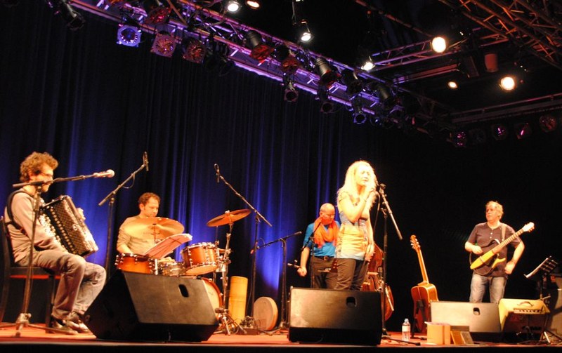 "Moments of Life" hielten Ingrid Moser, Christian Bakanic (Akkordeon), Todd Isler (Perkussion), Peter Herbert (Kontrabass) und Achim Kirchmair (Gitarre) zusammen mit Ingrid Moser fest. (Foto: Michael Fritz)