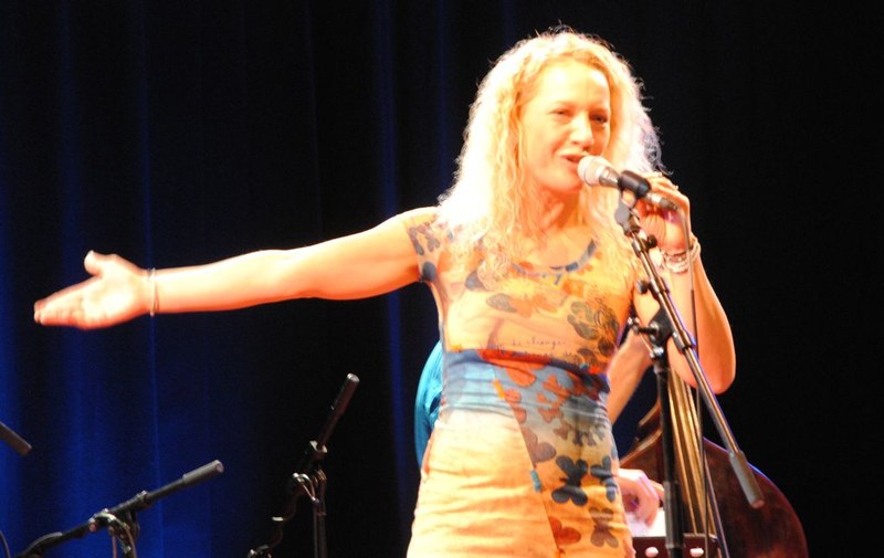 Die humorvolle Jazzsängerin Ingrid Moser stand im MIttelpunkt der Band "Dee Dolen" (Foto: Michael Fritz)