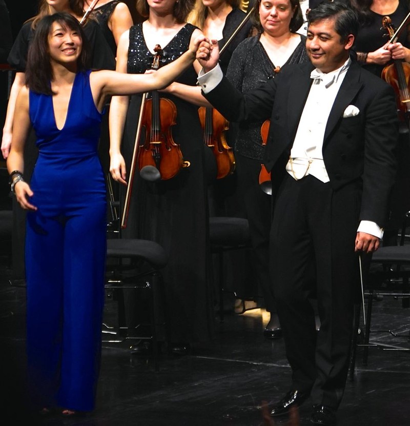 Die Pianistin Claire Huangci und der Dirigent Adrian Prabava fanden im Rahmen des ersten Abonnementskonzerts des Symphonieorchesters Vorarlberg im Bregenzer Festspielhaus viel Zustimmung.