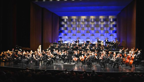 Das Symphonieorchester Vorarlberg spielte die Kompositionen von Leonard Bernstein, Aaron Copland und George Gershwin mit hör- und spürbarem Vergnügen. Bewunderung verdienen die vielgestaltigen Soli vieler Orchestermusikerinnen und -musiker.