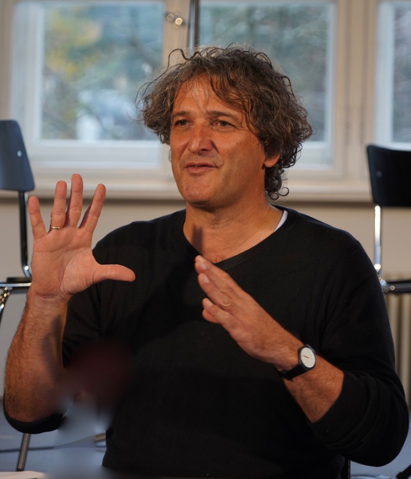 Klaus Christa präsentierte im Feldkirchen Pförtnerhaus ein spannendes und vielschichtiges Abonnementprogramm. Kritische Worte fand er hinsichtlich der derzeitig wenig wertschätzenden Haltung der politisch Verantwortlichen gegenüber Kunst- und Kulturschaffenden.