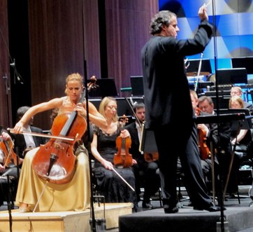 Der Dirigent Juanjo Mena wirkte im Cellokonzert von Dmitri Schostakowitsch als gestaltender Partner (Foto: Fritz Jurmann)