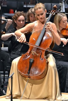 Die Cellistin Sol Gabetta ist in ihrer Spielart überaus vielschichtig und wandlungsfähig