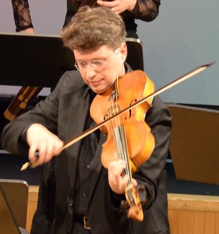 Der Bratschist Kai Köpp erarbeitete mit den engagierten OrchestermusikerInnen ein ausgesuchtes und beeindruckendes Konzertprogramm, das interessante Einblicke in die Musikgeschichte bot