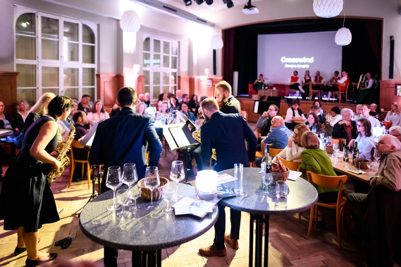 Das Saxophonquartett Ensemble du bout du monde und der Bratschist Sebastian Heimann gewannen mit ihrem Konzertprojekt "À la carte" den Konzertdramaturgiewettbewerb HUGO der Montforter Zwischentöne. Musikalisch hervorragend und im Zusammenwirken mit der Harmoniemusik Tisis-Tosters bespielten sie den Saal des Gasthaus Löwen. (Fotos: Matthias Romberg)