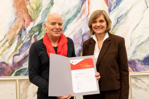 Barbara Schöbi-Fink überreichte den mit 10.000 Euro dotierten Kompositionspreis an Peter Herbert.
