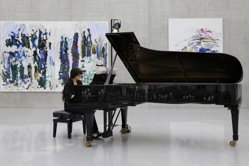 Die italienische Pianistin Maria Flavia Cerrato spielte im Kunsthaus Bregenz das feine Klanggefüge in Morton Feldmans "For Bunita Marcus" mit einer bewundernswert homogenen Klangkultur. (Foto: Anja Köhler)