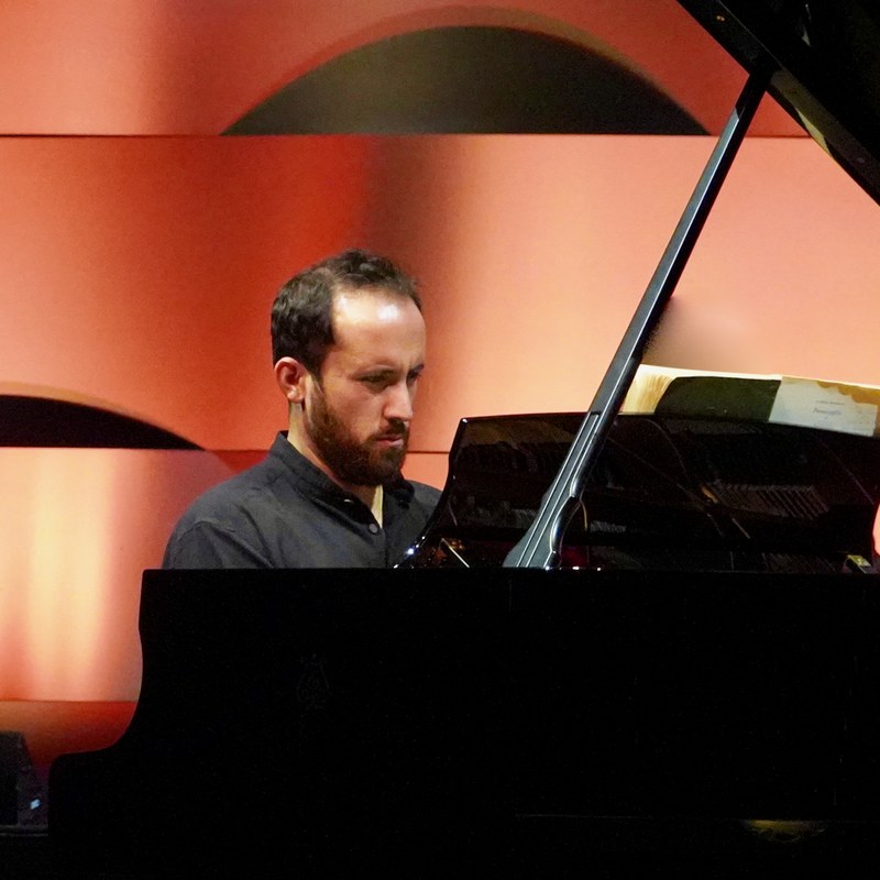 Igor Levit setzte mit seiner Interpretation der „Passacaglia on DSCH" des schottischen Komponisten Ronald Stevenson einen Markstein in der langen Rezptionsgeschichte der Bregenzer Meisterkonzerte.