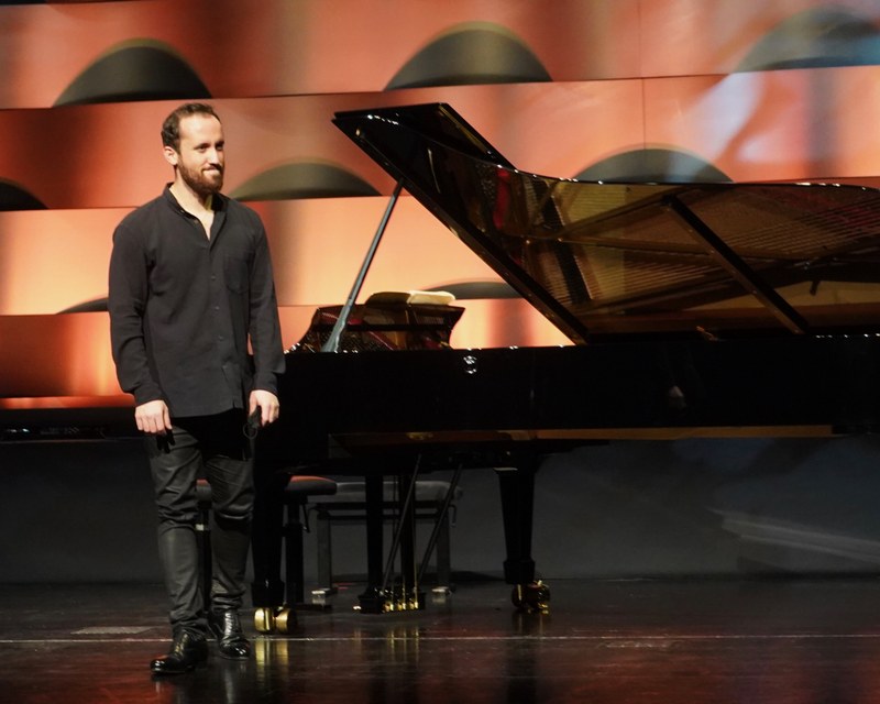 Bescheiden und authentisch trat der Pianist auf und hinterließ mit seiner grandiosen, immer dem musikalischen Ausdruck dienenden Spielart einen großen Eindruck.