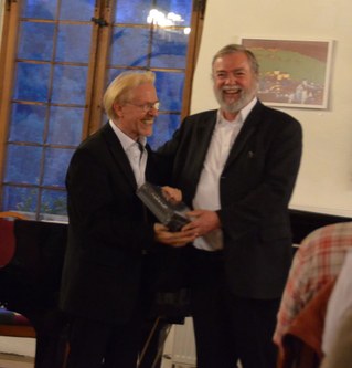 Manfred A. Getzner hat sich schon mit der CD-Reihe "Musik aus Feldkirch" verdient gemacht. In diesem Zusammenhang gab es auch eine gute Zusammenarbeit mit Hans-Udo Kreuels. Als Dank wurde ihm nun der Kunstkatalog "Feldkirch im Blickpunkt" überreicht.