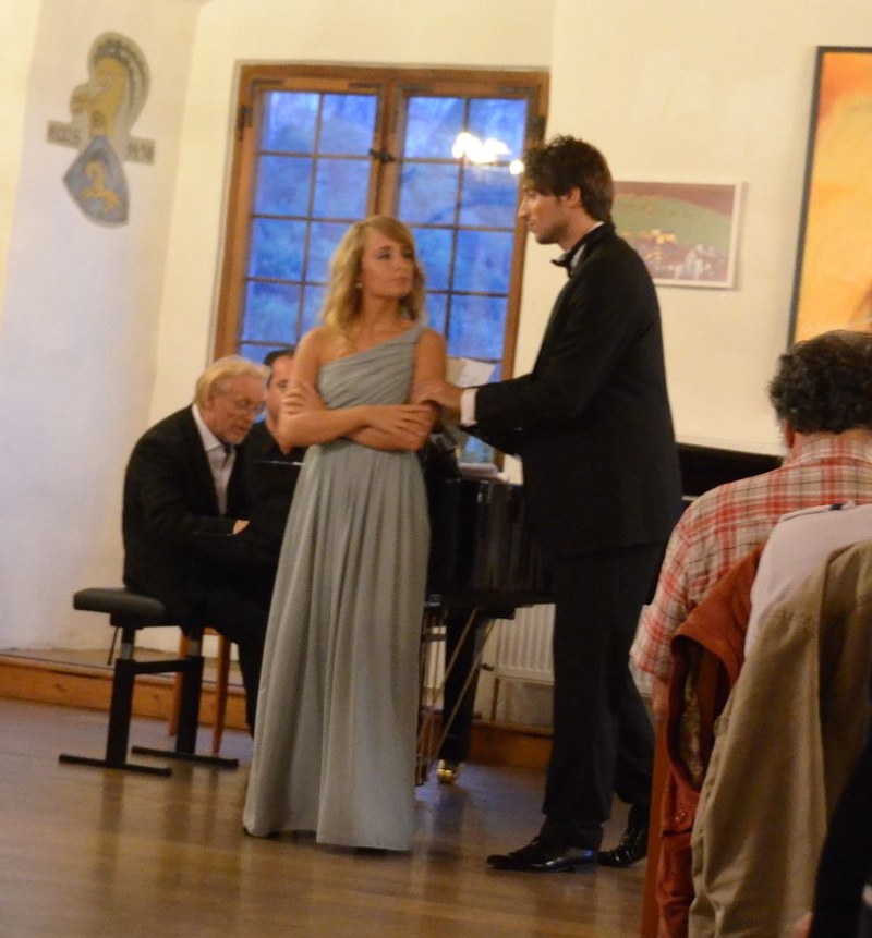 Hans-Udo Kreuels, die Sopranistin Laura Incko und der Tenor Sandro Schmalzl gestalteten einen kurzweiligen Liederabend mit Kompositionen von Georg Hering-Marsal, Ferdinand Andergassen, Hans-Udo Kreuels und Karl Bleyle.