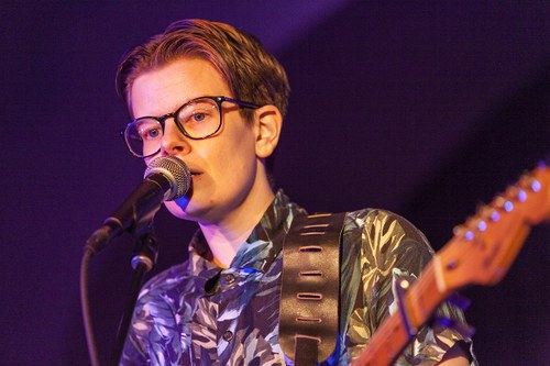 Der kanadische transgender Singer/Songwriter Rae Spoon eröffnete das Spielwiese Festival