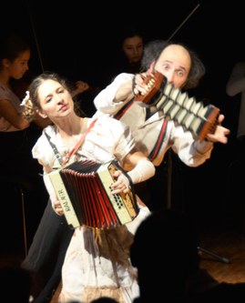 Ellie & Emillio, alias Carolina Fink und Andreas Paragioudakis, boten im Kleinen Saal des Dornbirner Kulturhauses ein geistreiches musikalisches Tanztheater.