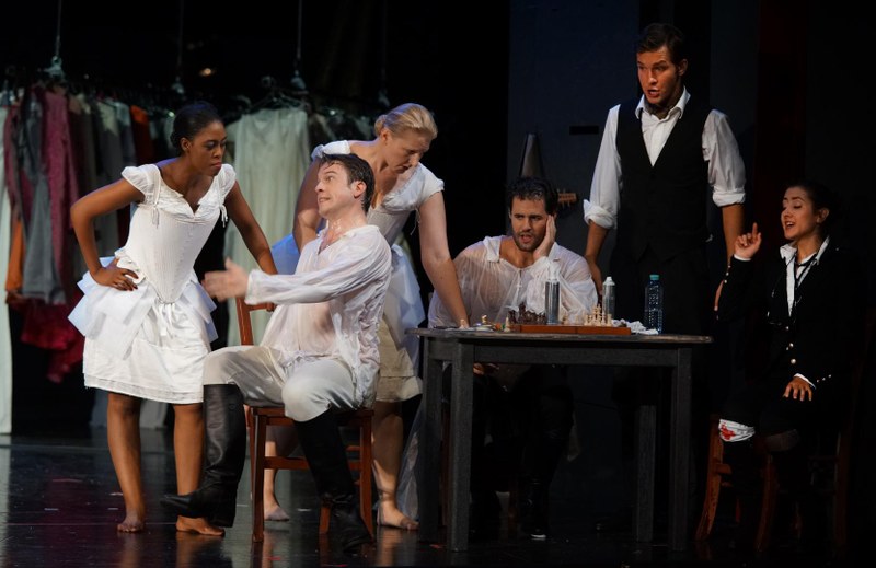 „Cosi fan tutte“ – „So machen es alle Frauen“: In Mozarts Oper stellen sechs Personen ihre Gefühlswelt auf die Probe, am Beginn noch in einer Rahmenhandlung.