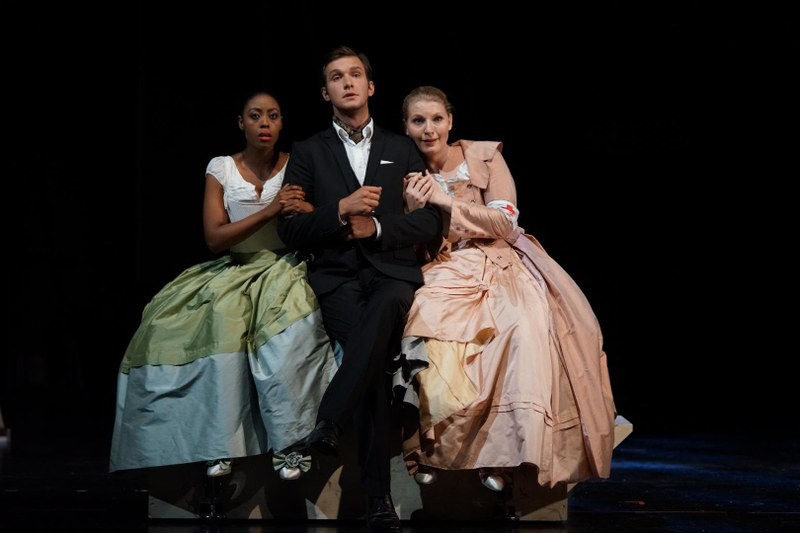 Don Alfonso (Grigory Shkarupa) tröstet die Schwestern Fiordiligi (Kelebogile Pearl Besong, li) und Dorabella (Anika Schlicht) über den Abschied ihrer Verlobten hinweg.