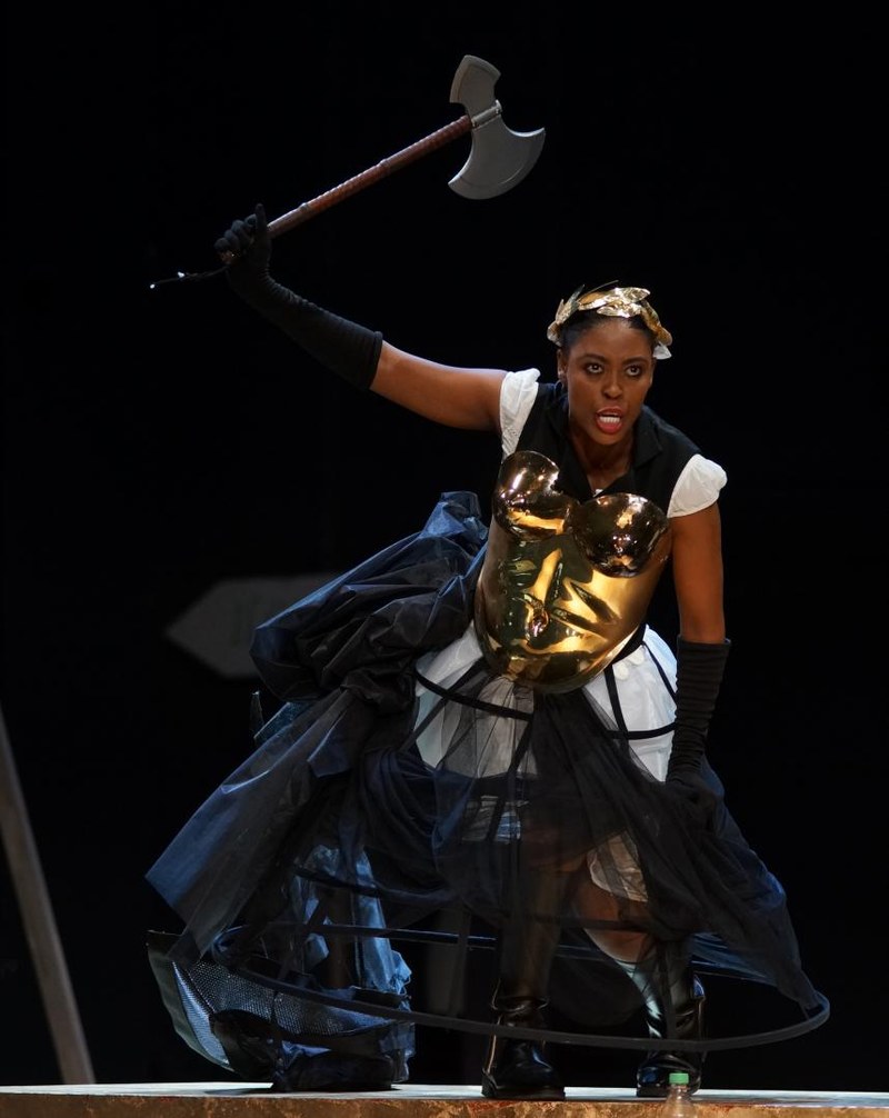 Fiordiligi (Kelebogile Pearl Besong) verteidigt in ihrer berühmten Koloraturarie „Wie der Felsen“ mit allen Mitteln die Werte der Treue und Beständigkeit für ihren Verlobten.