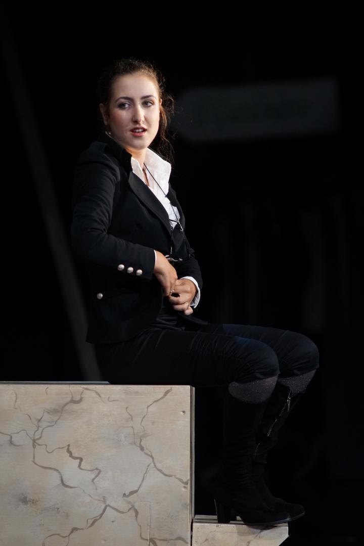 Despina (Sónia Grané) ist in die Sache eingeweiht und entpuppt sich gemeinsam mit Don Alfonso als kluge Spielmacherin und Ränkeschmiedin.