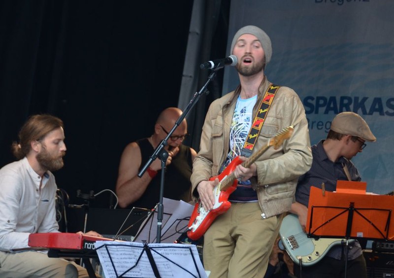 Alex Wolf und Musiker des JOV ...