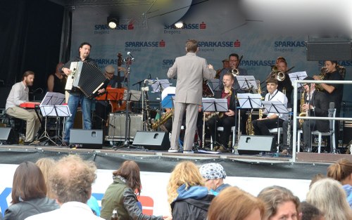 Das Jazzorchester Vorarlberg unter der Leitung von Phil Yaeger hatte mit dem Akkordeonisten Goran Kovacevic sowie mit Aja und Alex Wolf am Samstagabend einen starken Auftritt beim Bregenzer Jazzfestival.
