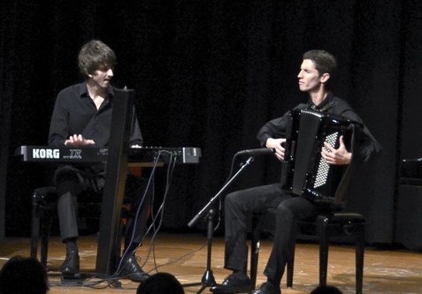 Drazen Gvozdenovic am Akkordeon und Stefan Mikic am Keyboard spielten serbische Musik in modernem musikalischem Outfit.