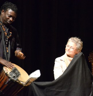 Evelyn Fink-Mennel hat sich in Vorarlberg umgehört und Menschen aus unterschiedlichen Ländern eingeladen, ihre musikalischen Wurzeln zum Klingen zu bringen. Ibou Séne aus dem Senegal machte den Anfang.