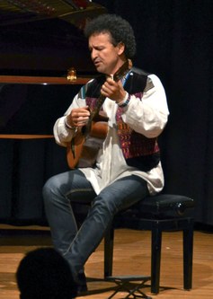 Silfredo Pérez sang Lieder und musizierte Tänze aus Venezuela.