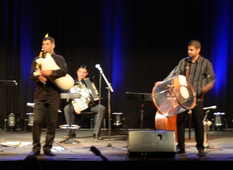 Die befreundeten Musiker Marem und Nehrun Ariev erweiterten das Instrumentarium unter anderem mit Gajda und Tapan